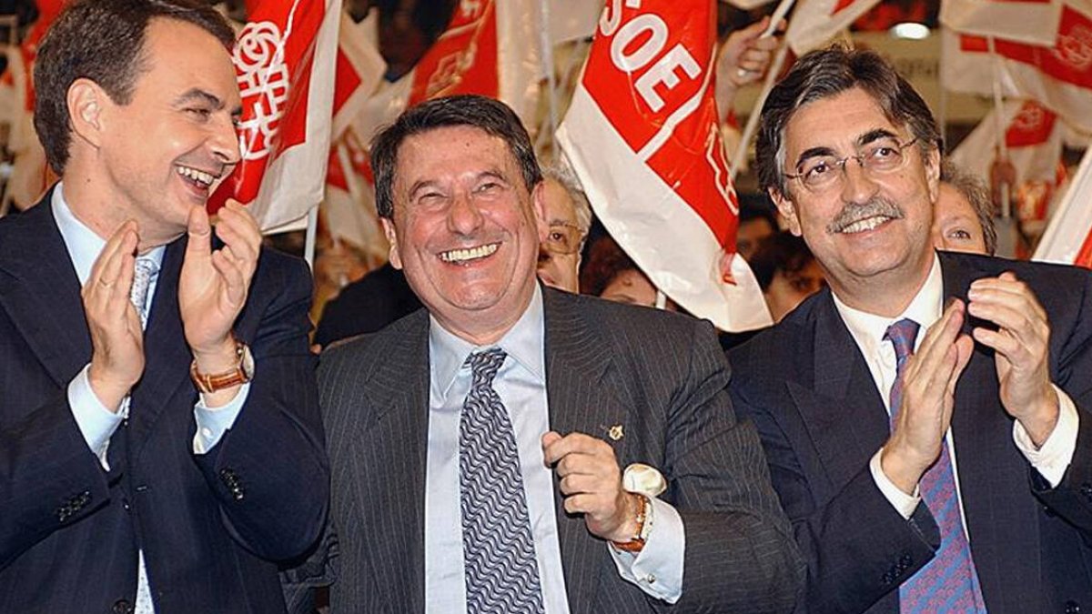 Paco Vázquez (centro), ex alcalde de La Coruña