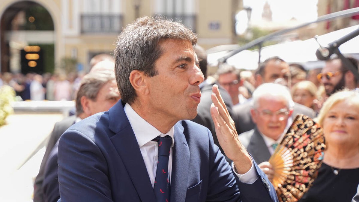 El nuevo presidente de la Generalitat valenciana, Carlos Mazón, lanza un beso tras el traspaso de poderes en el Palau de la Generalitat