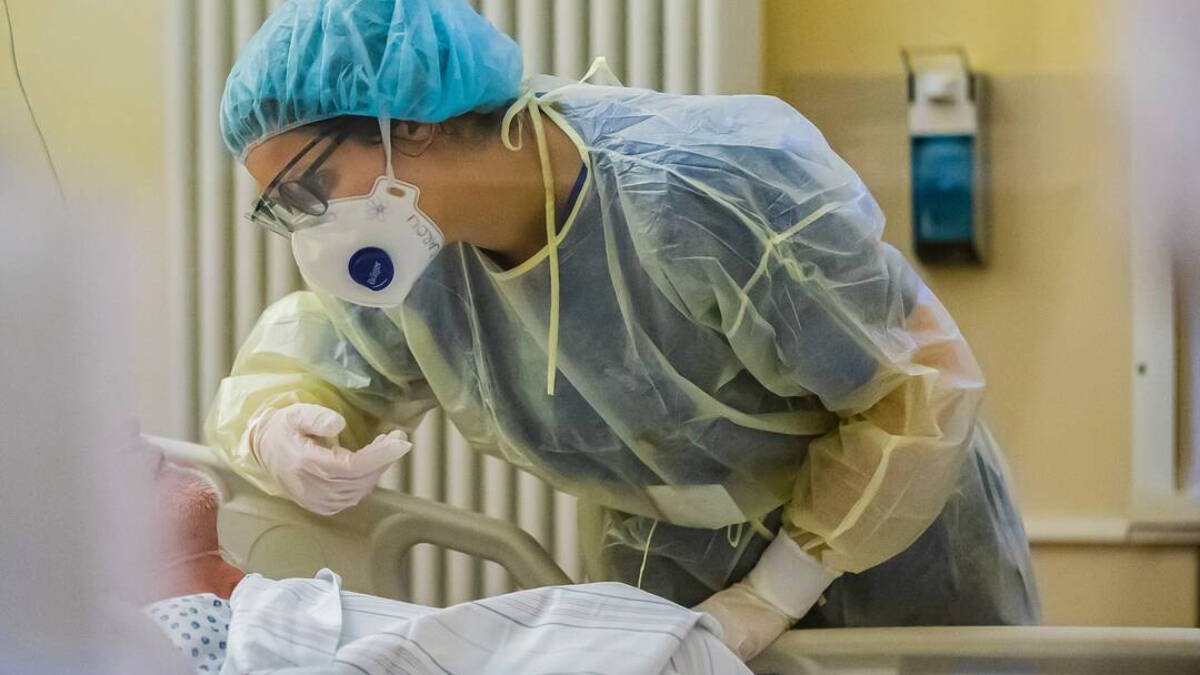 Sanitario atendiendo paciente covid