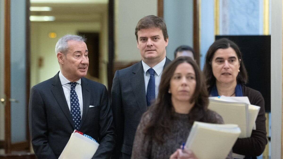 El letrado mayor del Congreso, segundo por la derecha.