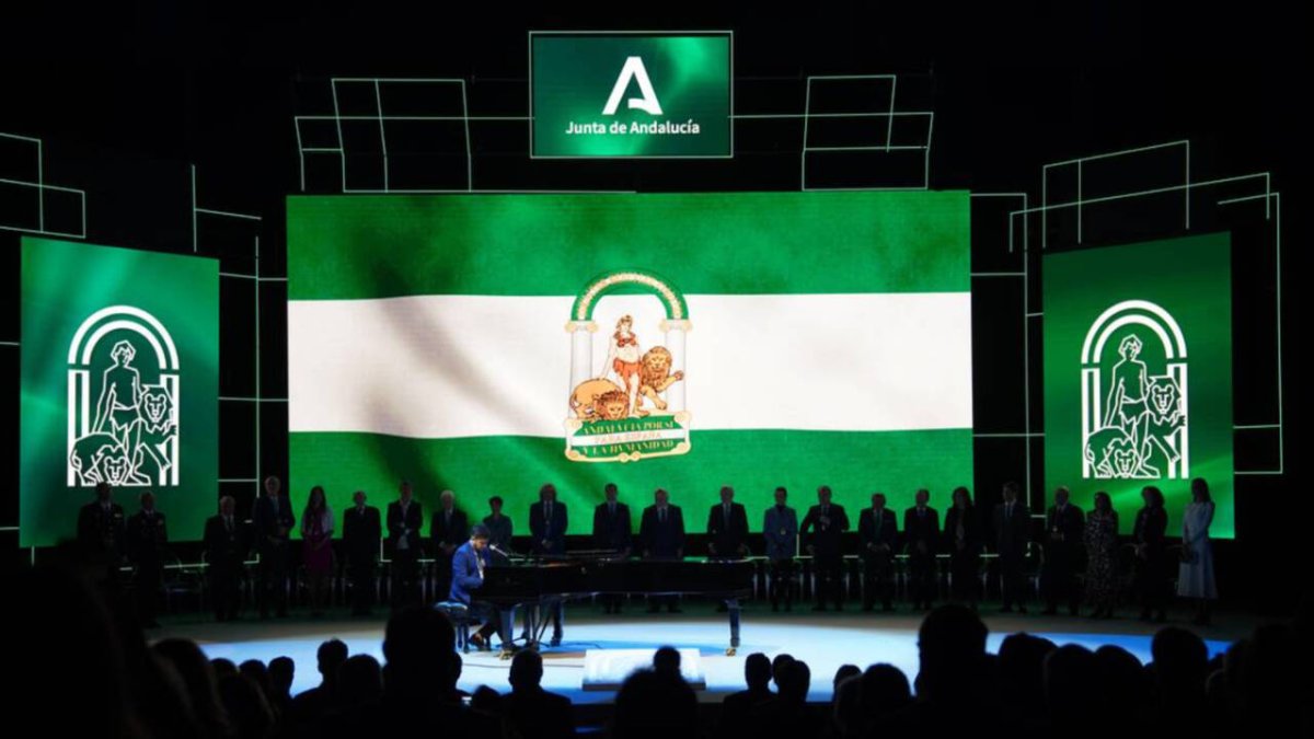 Cierre del acto del Día de Andalucía, 28F, con el himno interpretado por Pablo López.