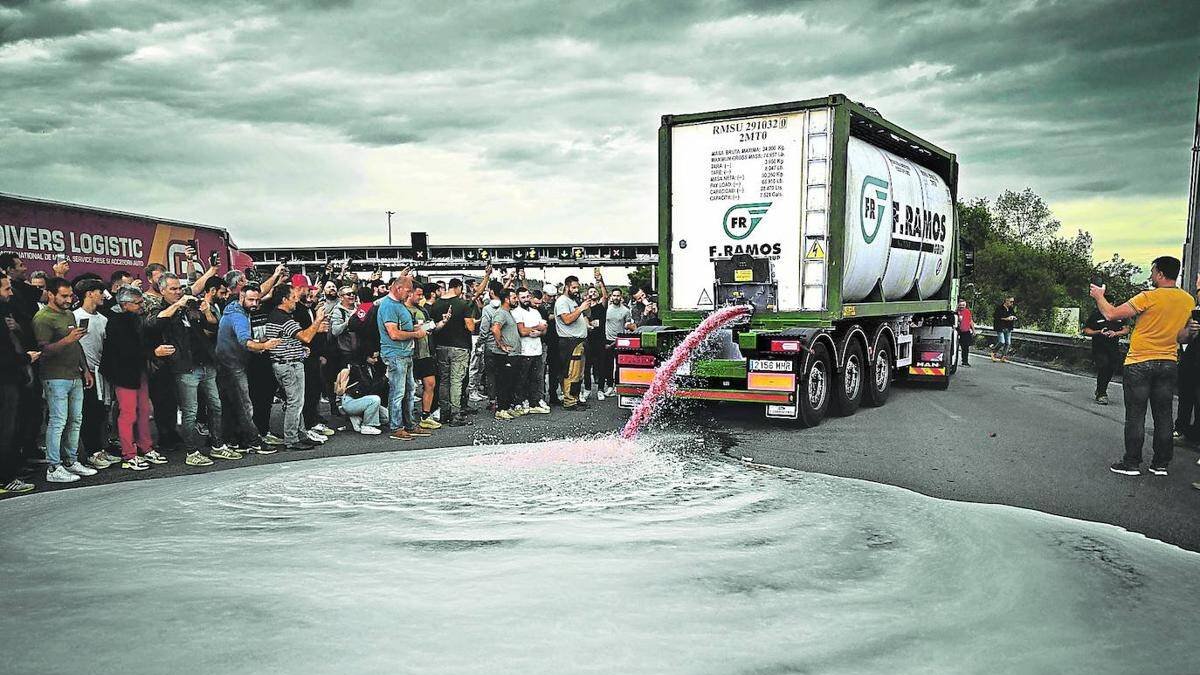 Camioneros franceses vacían camiones españoles