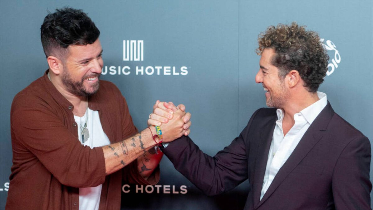 Los cantantes Pablo López y David Bisbal.