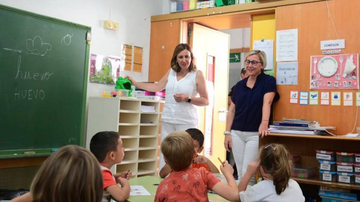 María José Catalá visita un colegio en la apertura de curso