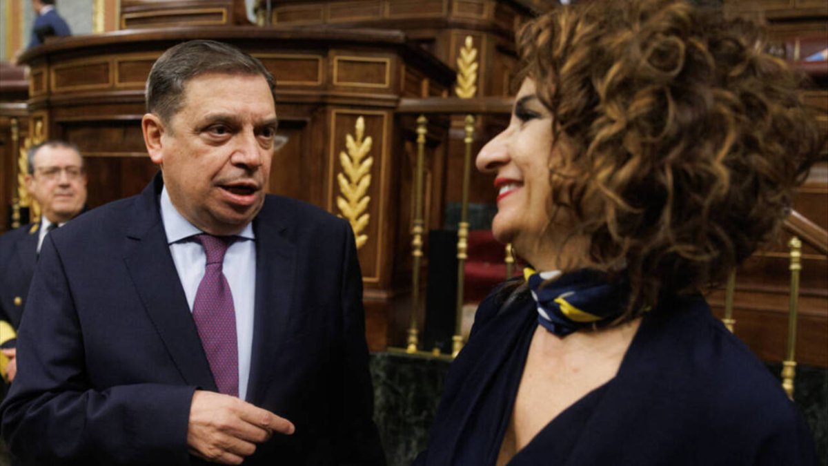 Los ministros del Gobierno de Sánchez, María Jesús Montero y Luis Planas.