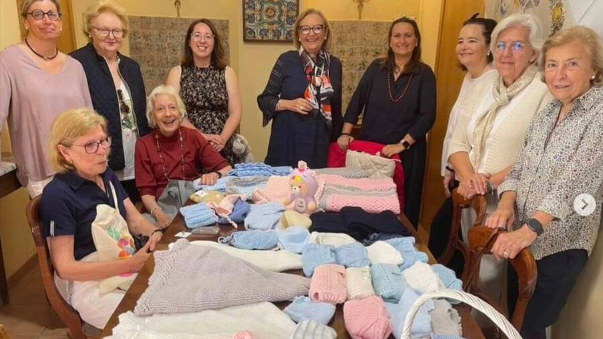 Voluntarias de Provida Valencia con ropa de bebé