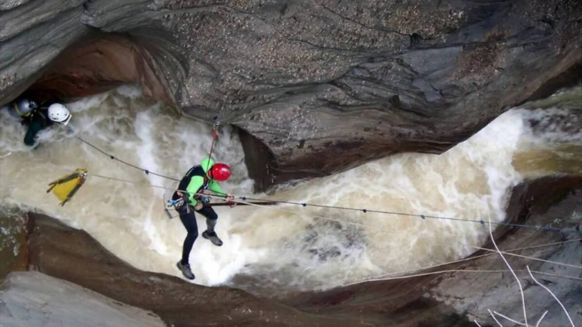 Rescate del Greim de la Guardia Civil en el río Trevélez de Granada.
