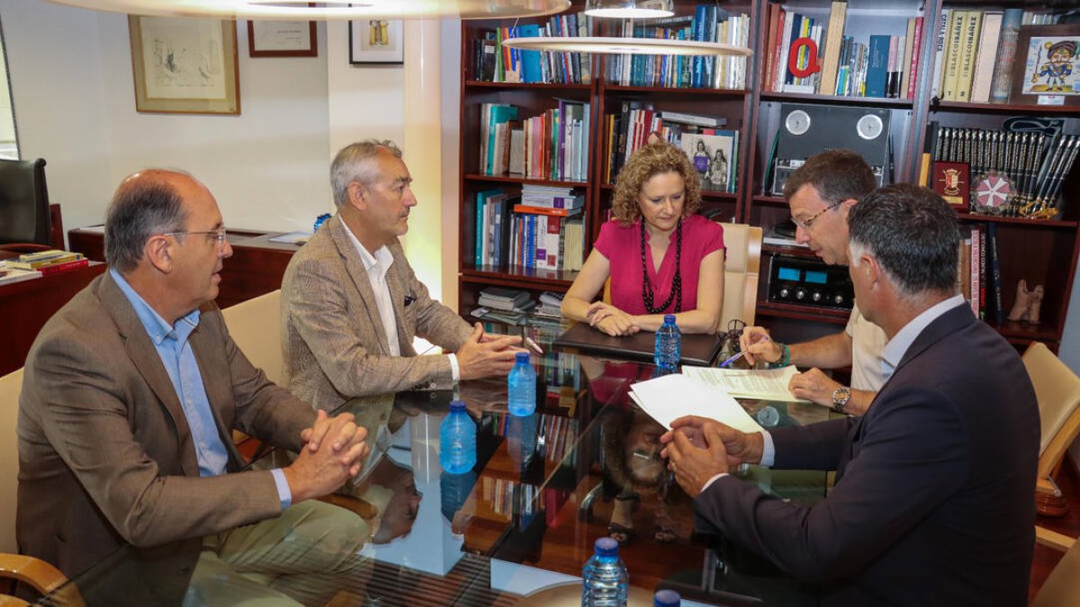 Amparo Folgado, alcaldesa de Torrent, reunida con la empresa FCC - AJUNTAMENT DE TORRENT