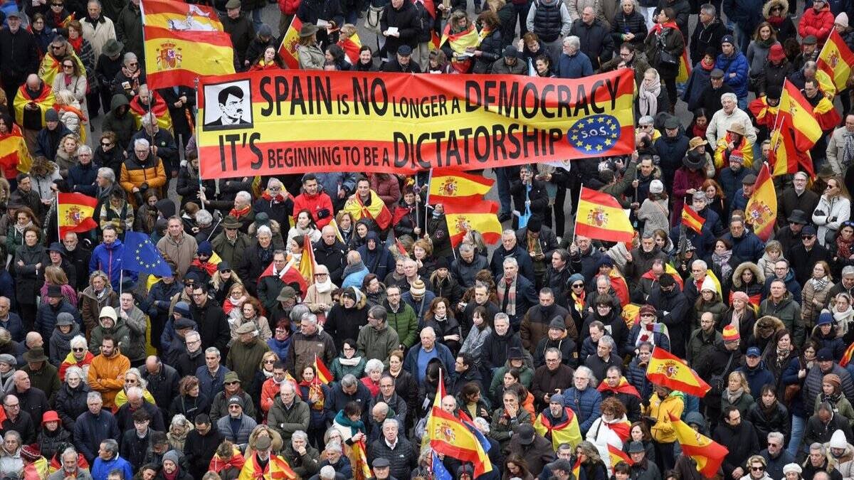 Cibeles, abarrotada de españoles gritando