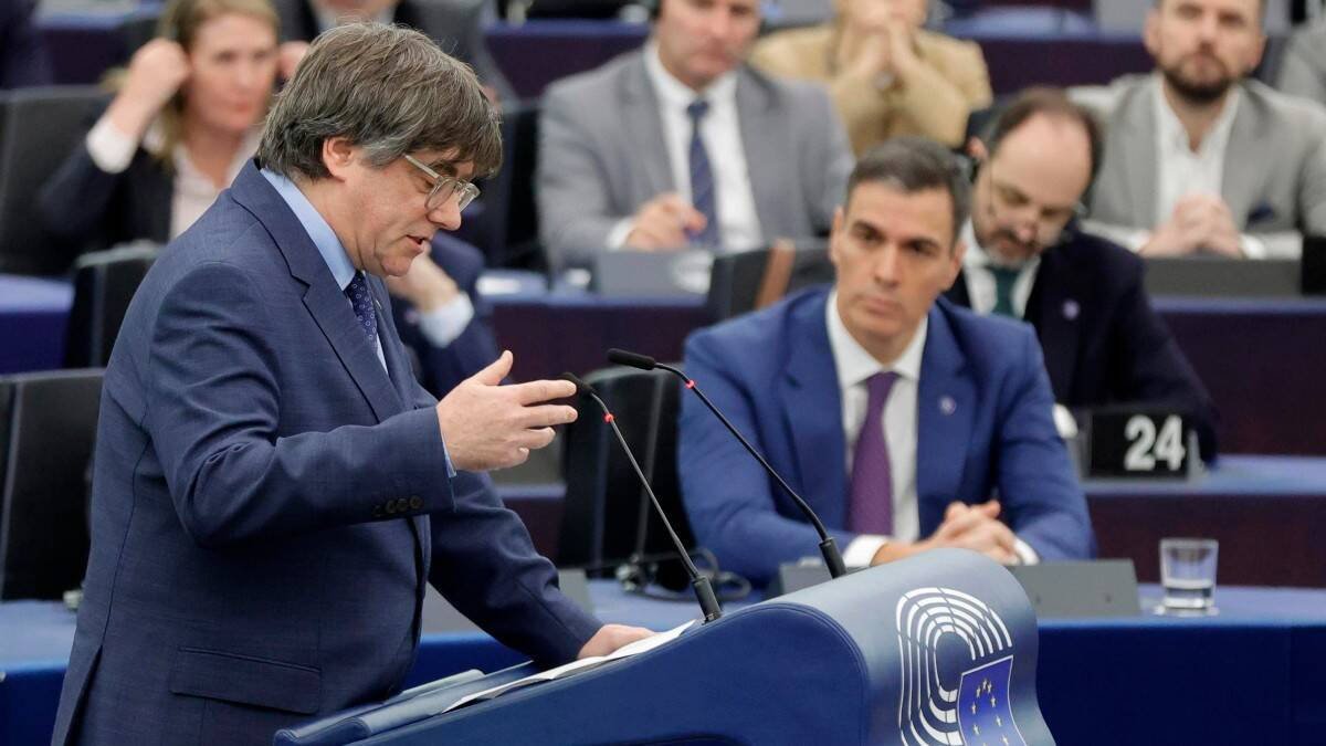 Sánchez se humilla otra vez ante Puigdemont: impondrá el catalán obligatorio en toda España