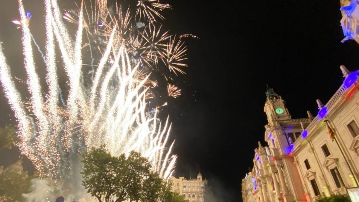 Castillo de fuegos artificiales en la plaza del Ayuntamiento de València