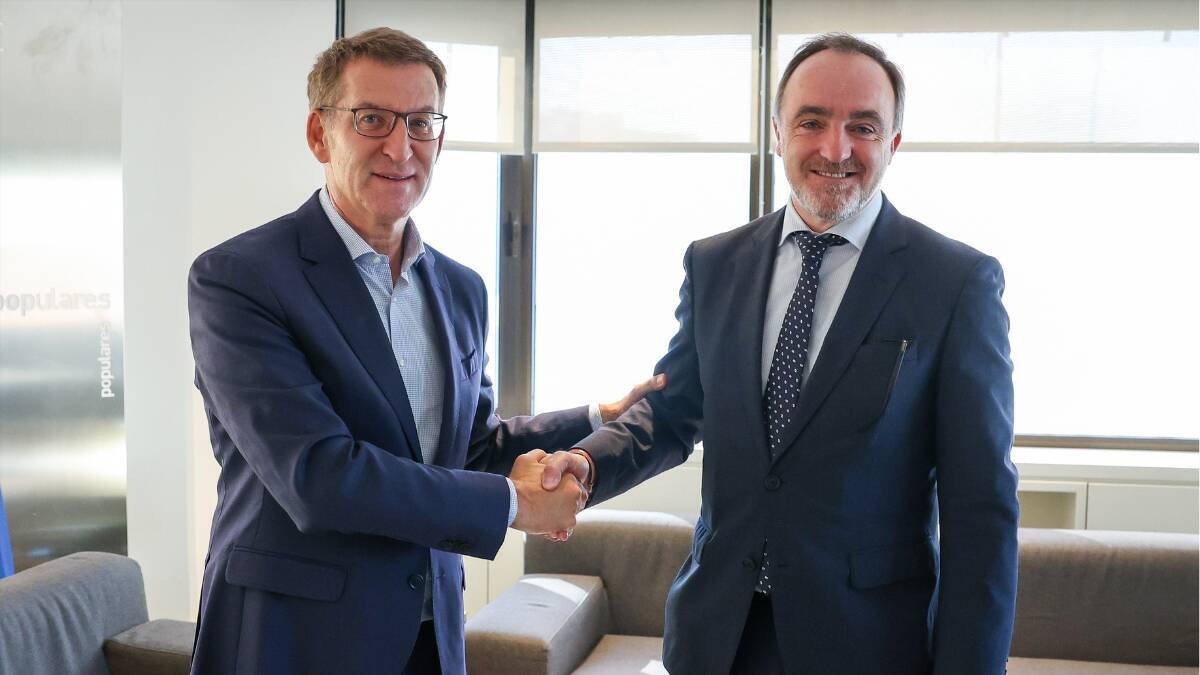 Alberto Núñez Feijóo, del PP, y Javier Esparza, de UPN, antes de su reunión.