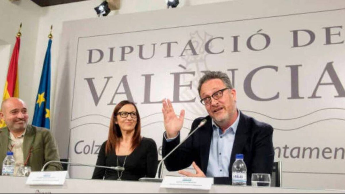 Vicent Flor, director del Magnànim, con diputados de Compromís, Maria Josep Amigó y Xavier Rius