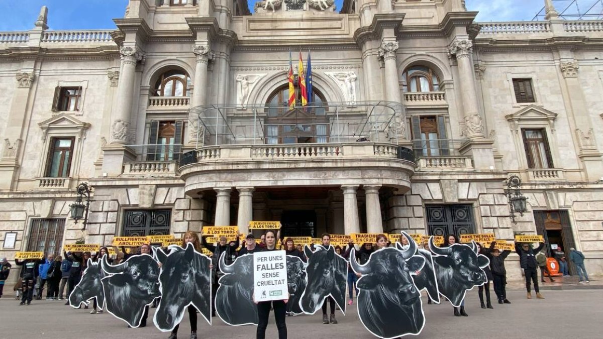 Una concentración pide acabar con la feria taurina de las Fallas y critica que se 