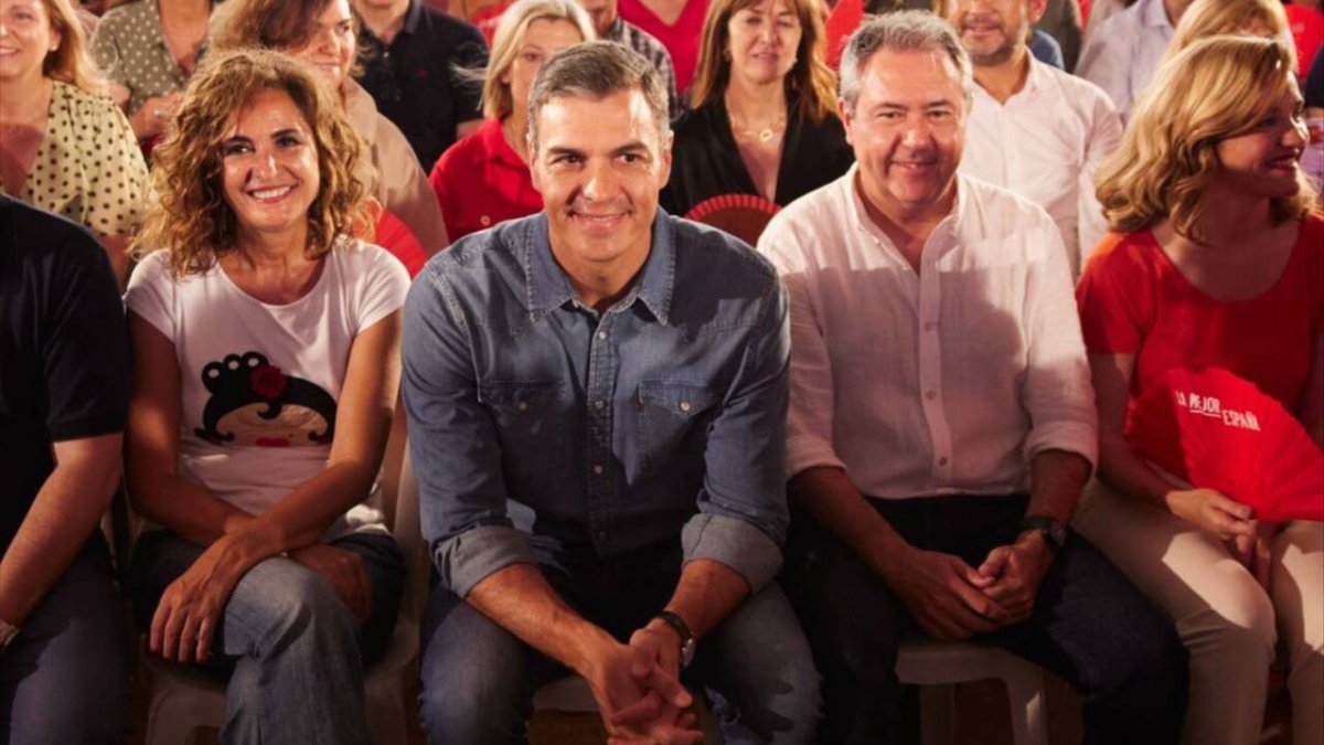 El candidato socialista y presidente del Gobierno, Pedro Sánchez, en su último mítin en Dos Hermanas, Sevilla, junto a Montero y Espadas.