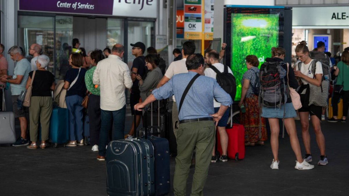 Personas atrapadas en la estación Joaquín Sorolla (Valencia) - EUROPA PRESS