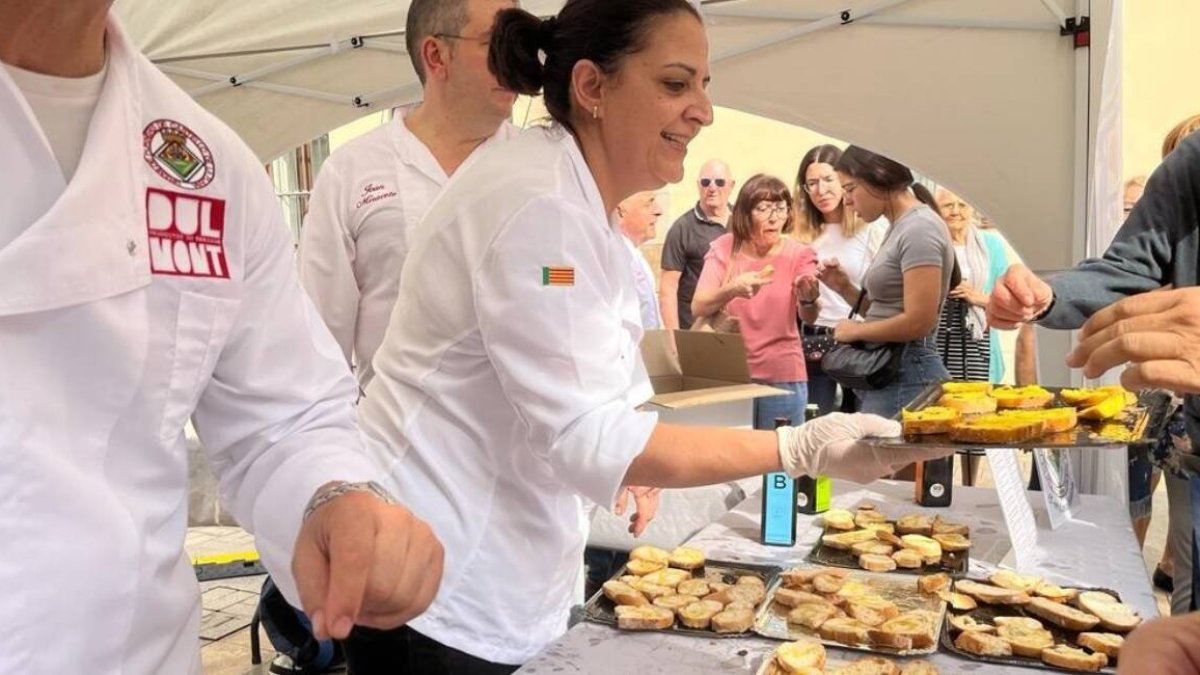El Gremio de Panaderos de Castelló celebra el Día Internacional del Pan con un reparto de trozos de pan artesanal - AYUNTAMIENTO DE CASTELLÓN