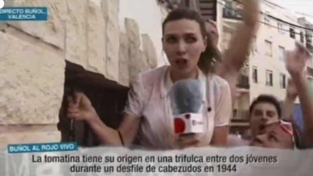 Verónica Sanz durante la conexión en la Tomatina en la que fue acosada y agredida en 2011.