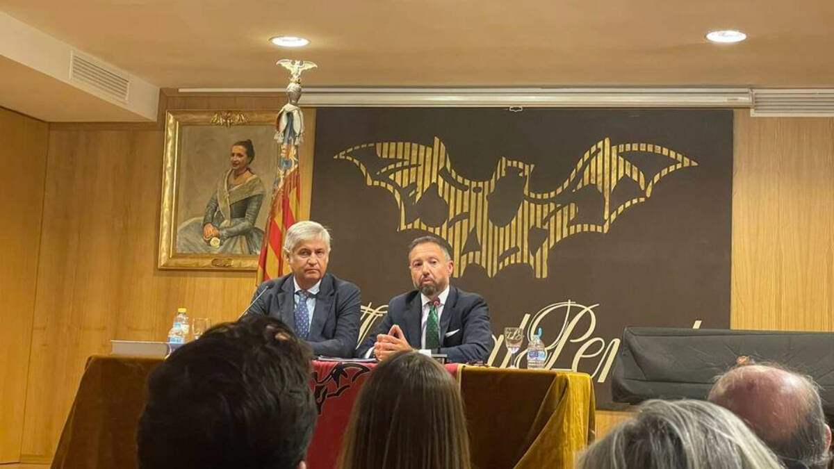 Juanma Badenas y el presidente de Lo Rat Penat, José Vicente Navarro