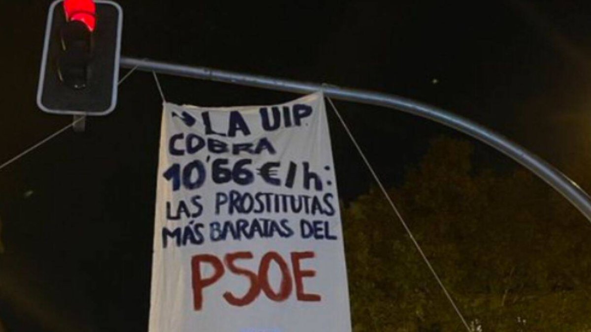 La pancarta de este martes en Ferraz que ha indignado a los policías.