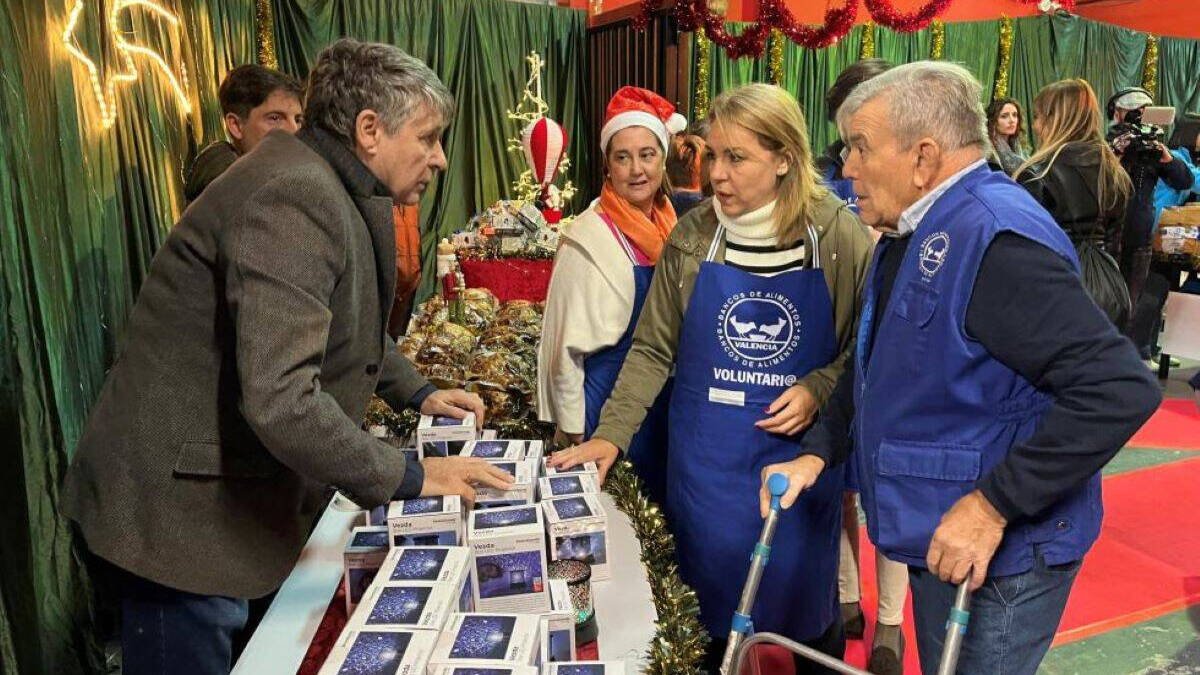Susana Camarero participó como una voluntaria más en el reparto de alimentos.