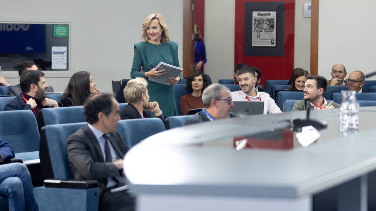 Pilar Alegría hace su entrada en la sala de prensa de Moncloa.