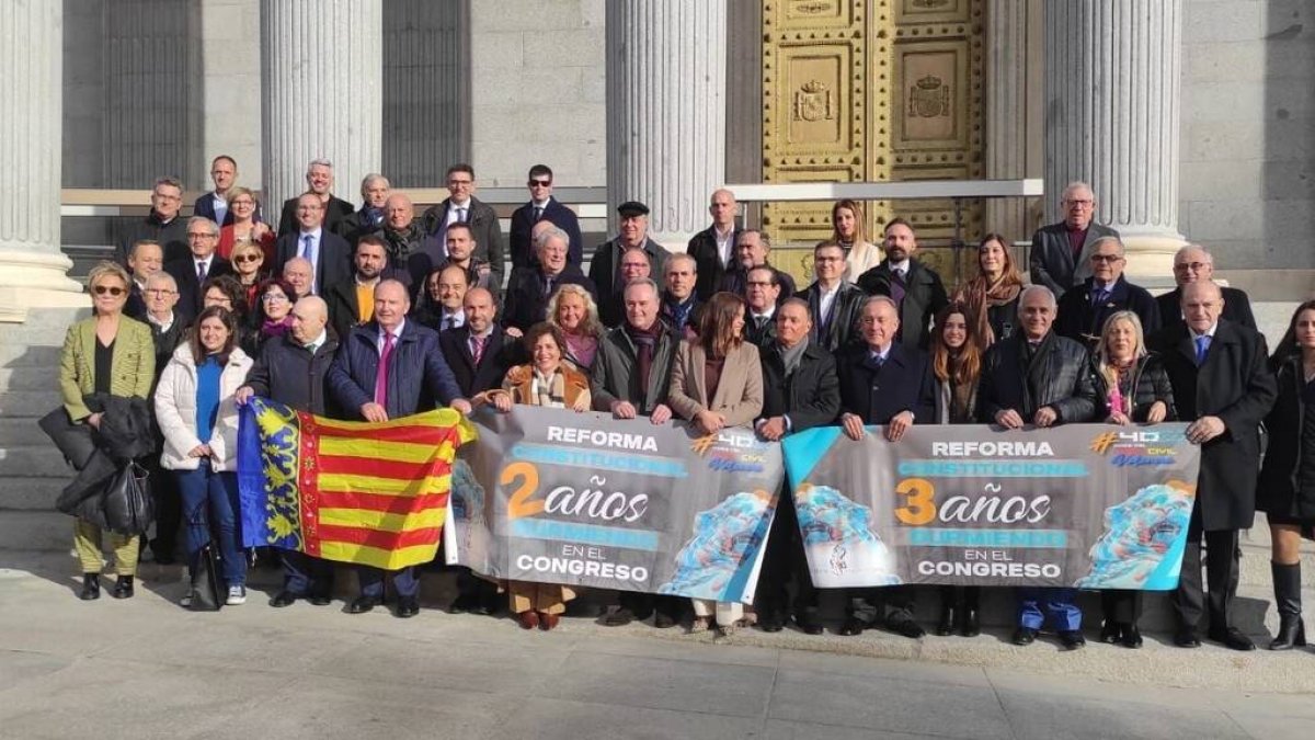 Parlamentarios, políticos y miembros de Juristes valencians ante las Cortes pidiendo el derecho civil valenciano.