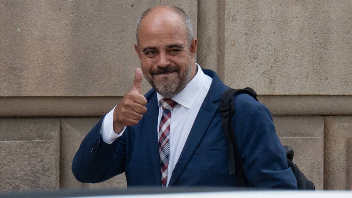 El consejero de Interior de la Generalitat, Miquel Buch, a su llegada a un juicio en la Audiencia de Barcelona.