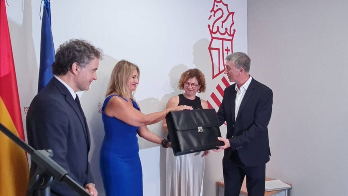 Traspas de competències a Nuria Montes