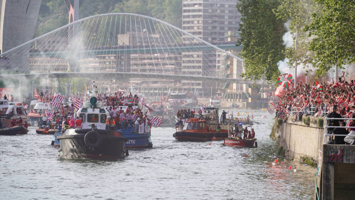 La Gabarra, en la que se encuentran los jugadores del Athletic Club, subiendo por la Ría del Nervión