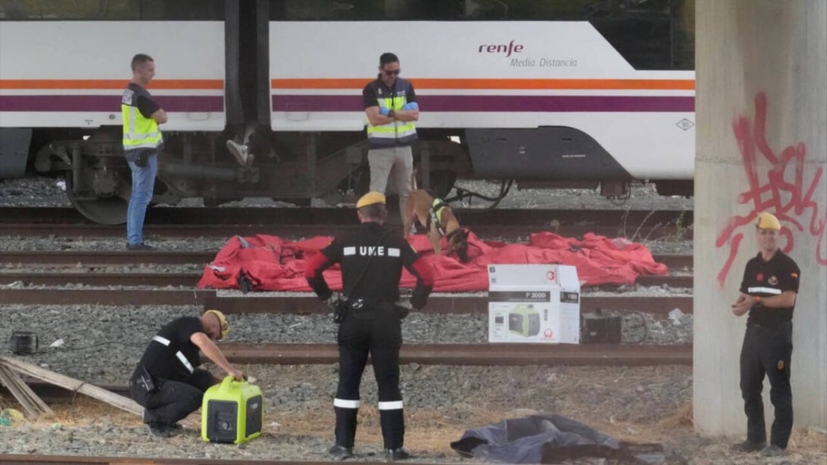 La Policía junto al tren en el que se ha encontrado el cuerpo de Álvaro Prieto.