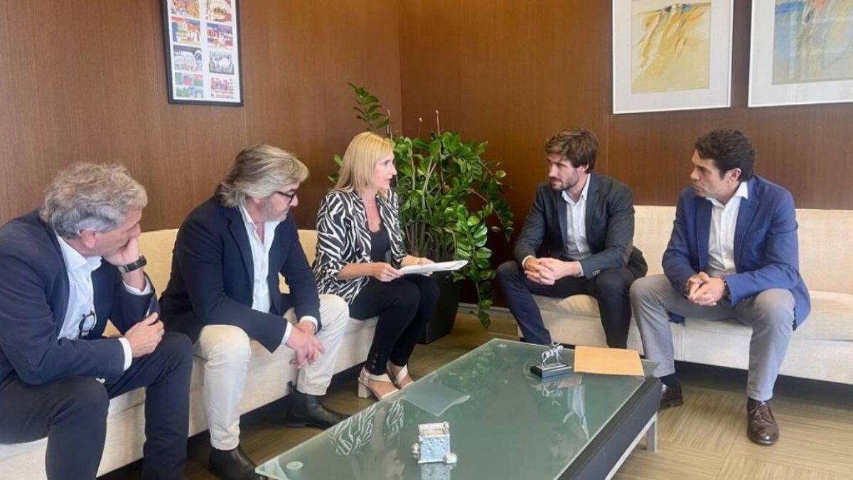 Reunión entre Salomé Pradas, consellera de Medioambiente, Juan Carlos Caballero, concejal delegado de Devesa-Albufero, y concejal del Ciclo Integral del Agua, Carlos Mundina.