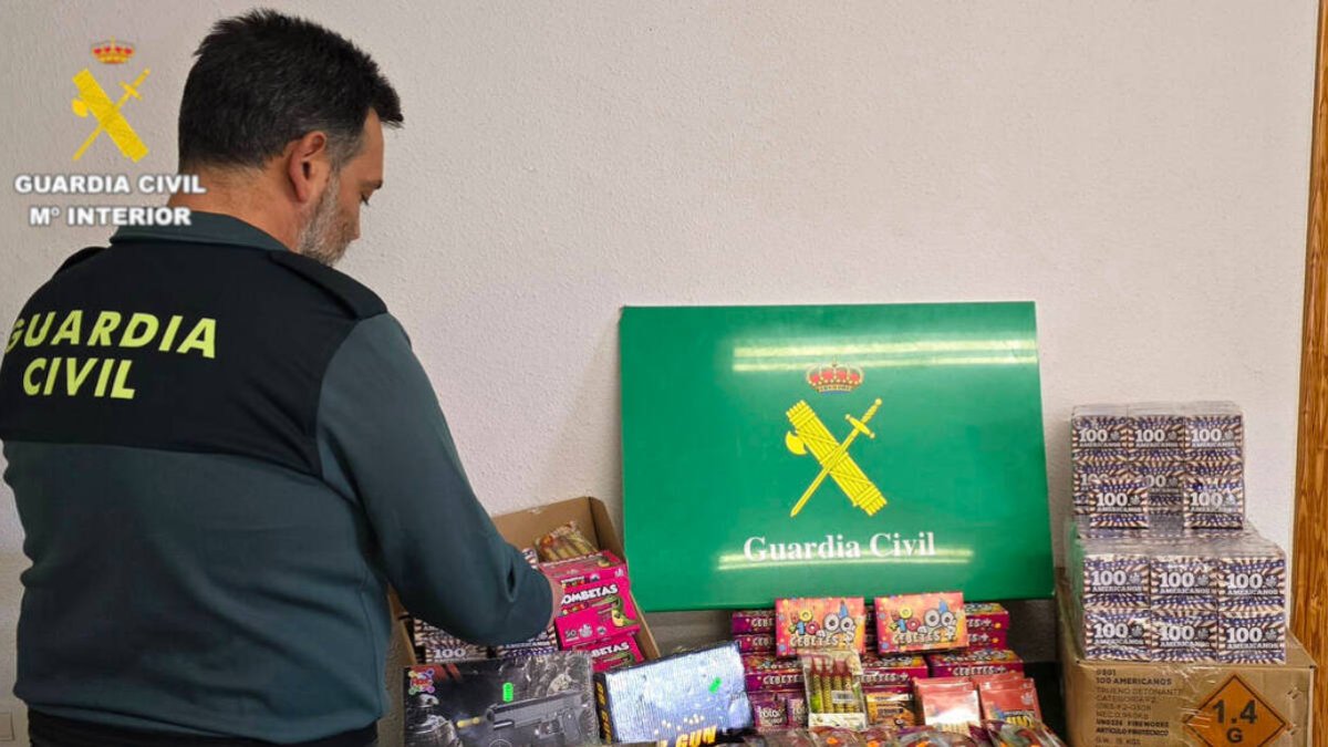 Agente de la Guardia Civil junto al material incautado