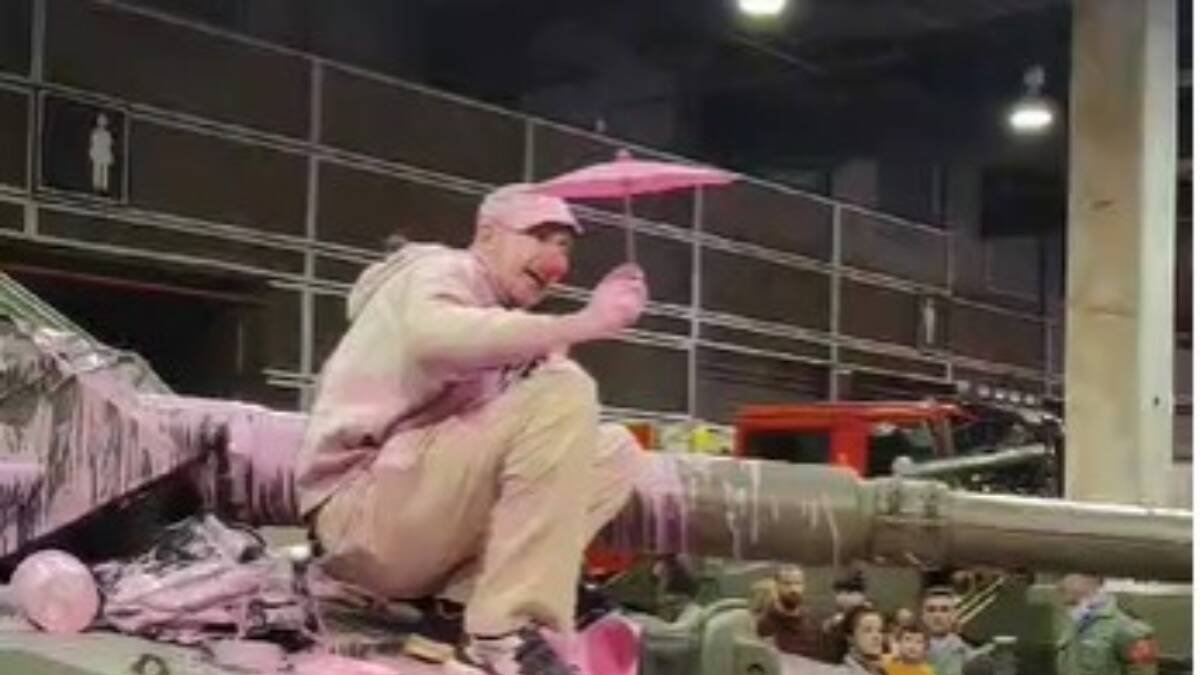 Atacan con pintura al Ejército en Expojove y se les vuelve en contra