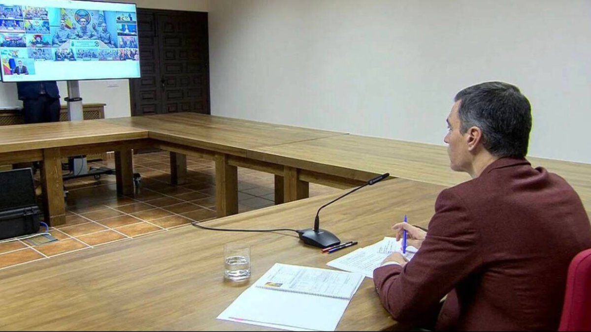 Sánchez en la tradicional videoconferencia de Navidad con las tropas en el Exterior.