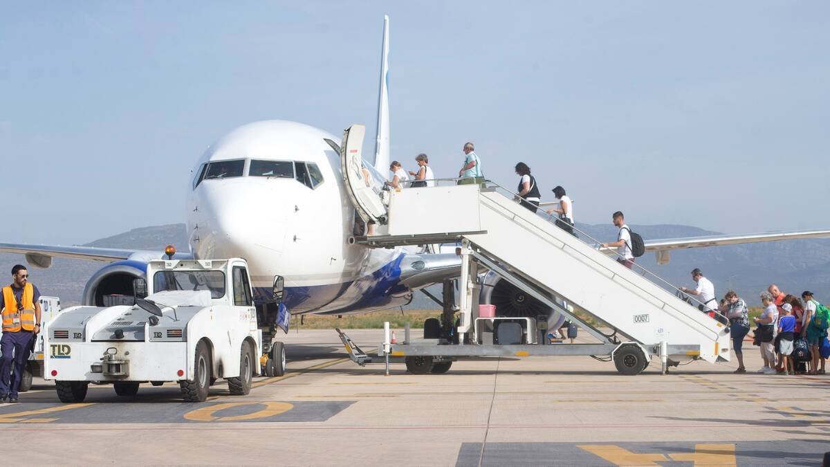 Passatgers accedint a un avió a Castelló