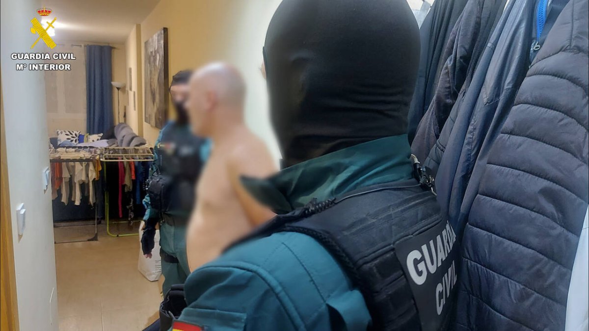 Un momento de las detenciones realizadas por la Guardia Civil de la banda de asaltantes de viviendas