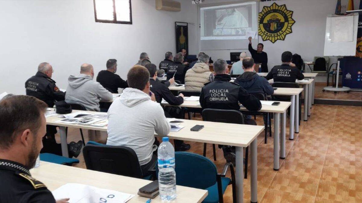 Agentes de la Policía Local de Orihuela recibiendo la formación para el nuevo sistema de videovigilancia inteligente.