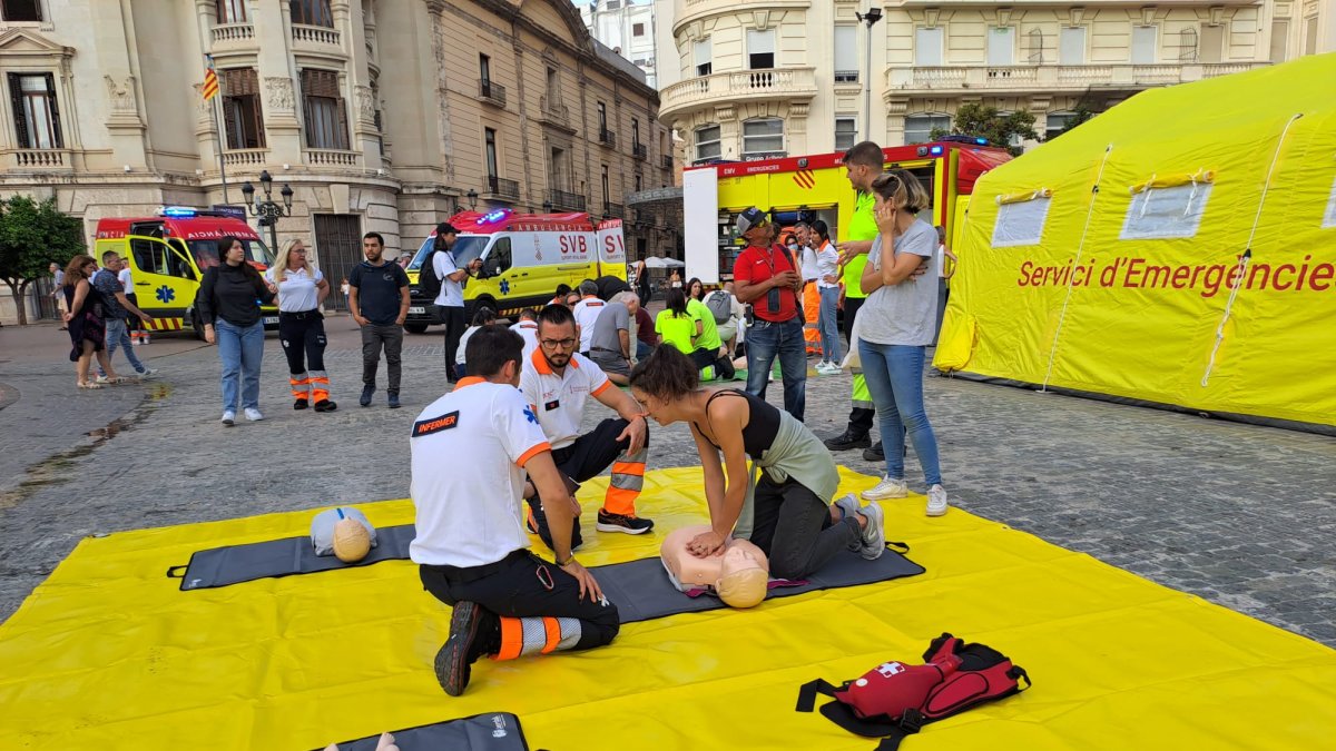 Sanitaris del SAMU ensenyant a fer treballs cardíacs