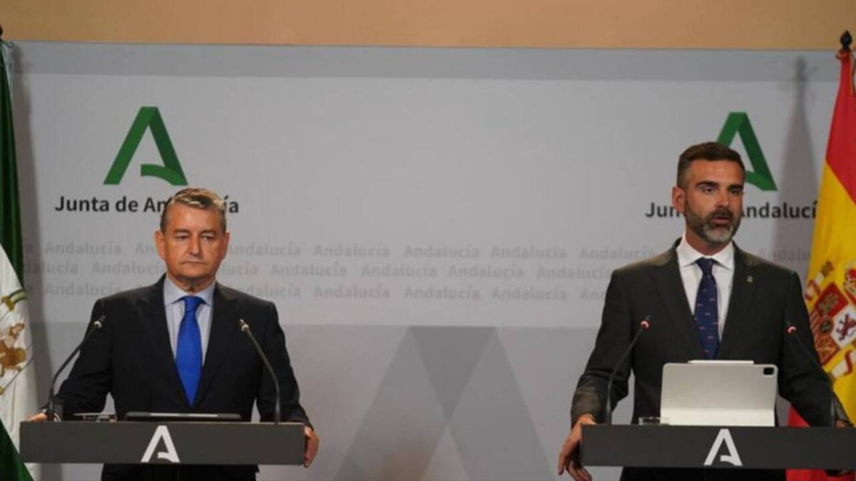 El consejero de Presidencia de la Junta de Andalucía, Antonio Sanz, y el portavoz de la Junta, Ramón Fernández-Pachceco, durante la comparecencia en la sede del Gobierno andaluz en San Telmo, Sevilla.