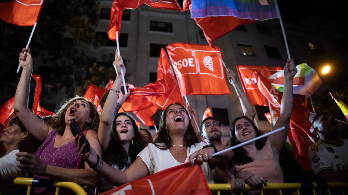 Euforia en Ferraz, tras la sorpresa de los resultados del PSOE.