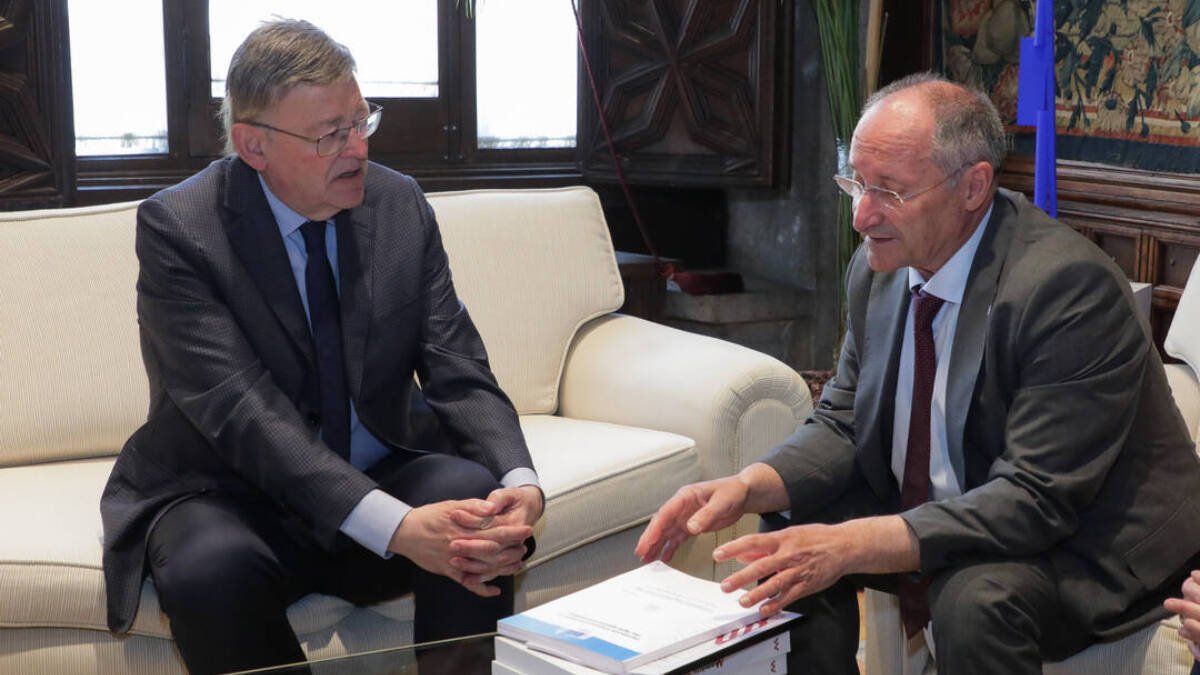 El director de la Agencia Valenciana Antifraude, Joan Llinares, junto al expresidente de la Generalitat, Ximo Puig / 2022.