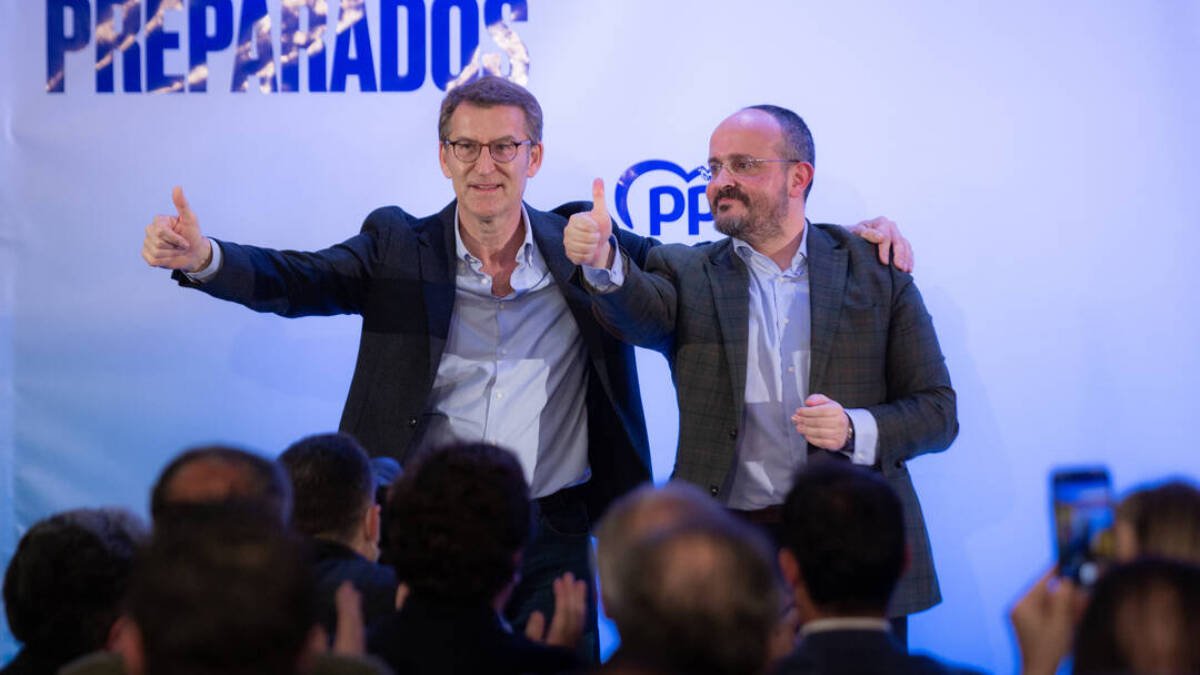 El presidente del PP en Cataluña, Alejandro Fernández, junto al líder de los populares, Alberto Núñez Feijóo.