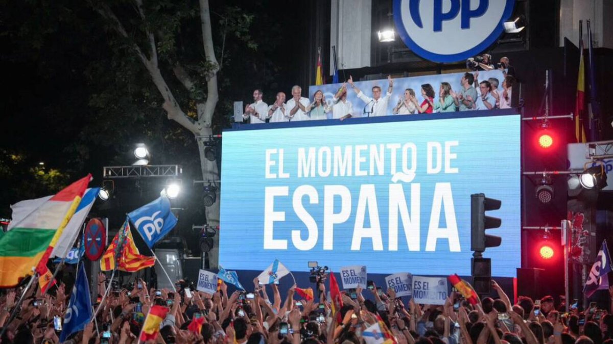 Feijóo, junto a Ayuso y otros dirigentes del PP, celebra la victoria desde el balcón instalado en la sede del partido en la calle Génova