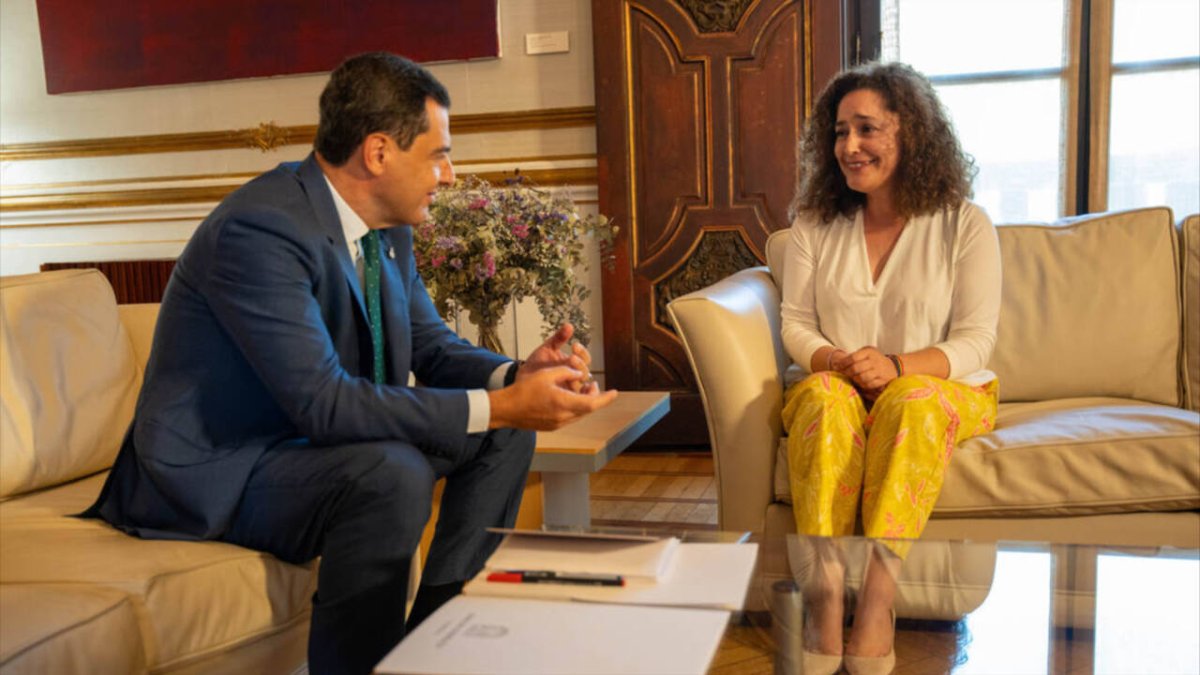 El presidente de la Junta de Andalucía, Juanma Moreno, junto a la portavoz de Por Andalucía, Inmaculada Nieto.