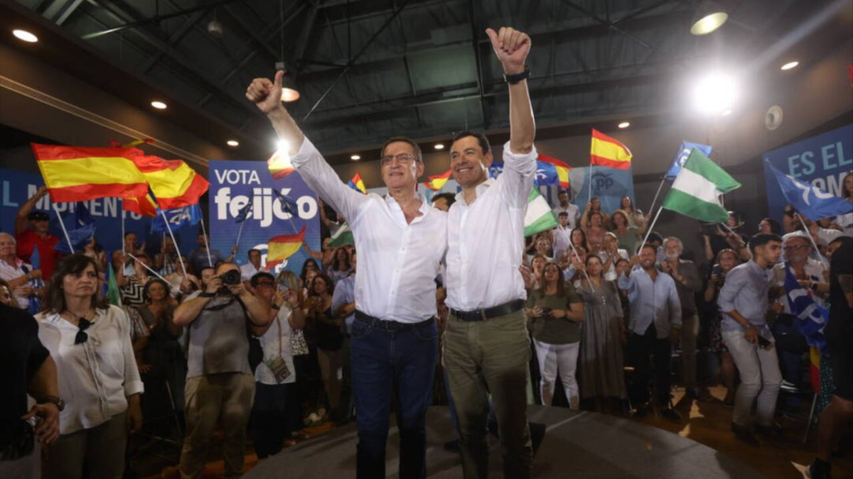 El candidato del PP, ALberto Núñez Feijóo, junto al presidente andaluz, Juanma Moreno.