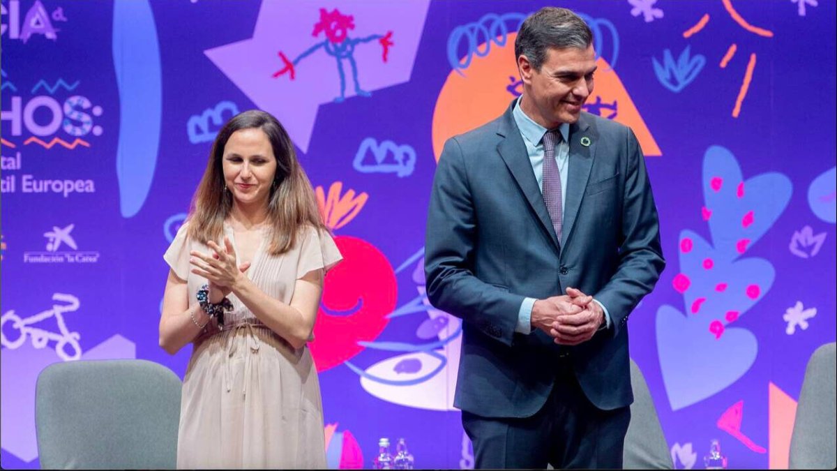 Ione Belarra junto a Pedro Sánchez
