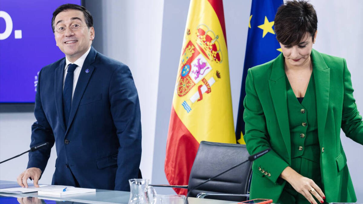 El ministro de Asuntos Exteriores, José Manuel Albares, y la ministra Portavoz y de Política Territorial en funciones, Isabel Rodríguez.