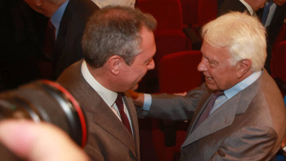 El expresidente del gobierno Felipe González, saluda al secretario general del PSOE de Andalucía, Juan Espadas, este jueves en Sevilla.
