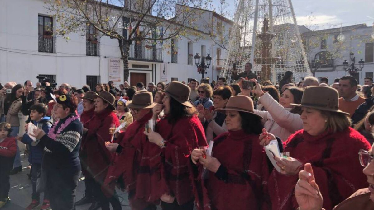 En el pueblo de Jabugo (Huelva) adelantan las campanadas y se comen 12 lonchas de jamón.